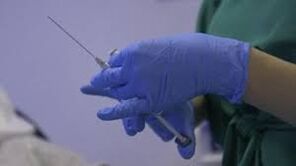 Seringue entre les mains d'un médecin
